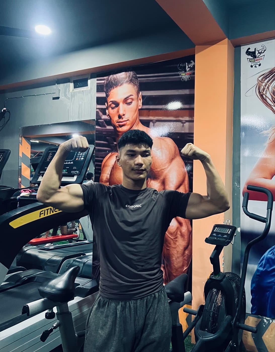 Darshan flexing in the gym, natural transformation coach